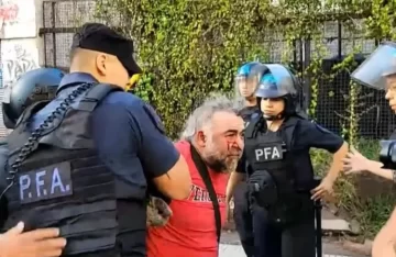 Ley de Glaciares: policías agredieron y detuvieron a un camarógrafo y a activistas de Greenpeace en el Congreso Ley de Glaciares: policías agredieron y detuvieron a un camarógrafo y a activistas de Greenpeace en el Congreso