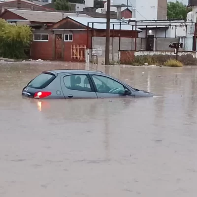Inundación en Puerto Deseado: calles anegadas y autos bajo el agua tras el fuerte temporal