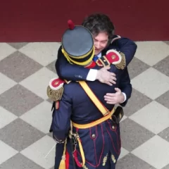 En medio de la controversia por el sable de San Martín, Milei saludó al Regimiento de Granaderos a Caballo