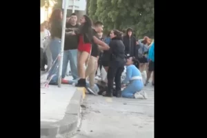 Video: quiso separar una pelea de mujeres afuera de un boliche y lo mataron de una patada en la cabeza
