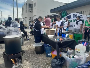 Caleta Olivia: Frente sindical marchó en contra la reforma laboral y organizó una olla popular Caleta Olivia: Frente sindical marchó en contra la reforma laboral y organizó una olla popular