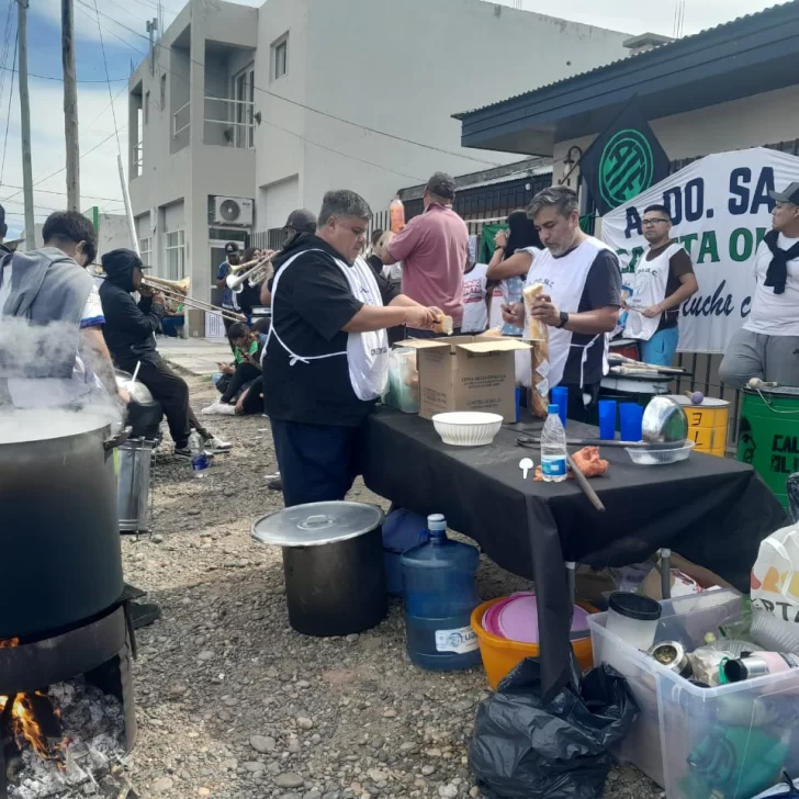 Caleta Olivia: Frente sindical marchó en contra la reforma laboral y organizó una olla popular Caleta Olivia: Frente sindical marchó en contra la reforma laboral y organizó una olla popular
