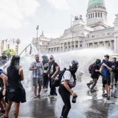 Al menos seis heridos en la protestas contra la reforma laboral en el Congreso