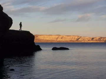 Dramático rescate en Puerto Pirámides: Un turista francés se arrojó desde una zona rocosa con poca profundidad y tuvo que ser reanimado en el agua Dramático rescate en Puerto Pirámides: Un turista francés se arrojó desde una zona rocosa con poca profundidad y tuvo que ser reanimado en el agua