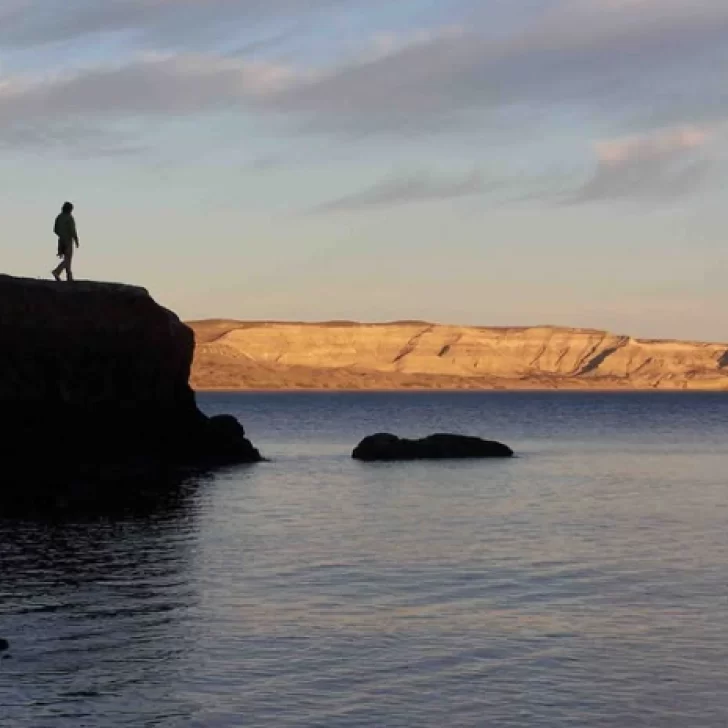 Dramático rescate en Puerto Pirámides: Un turista francés se arrojó desde una zona rocosa con poca profundidad y tuvo que ser reanimado en el agua Dramático rescate en Puerto Pirámides: Un turista francés se arrojó desde una zona rocosa con poca profundidad y tuvo que ser reanimado en el agua