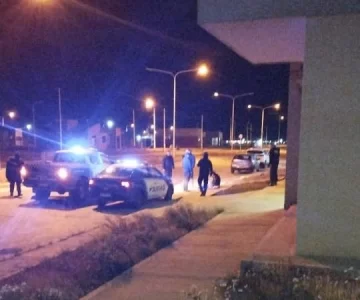 Vecinos atraparon a un ladrón en el barrio Procrear de Río Gallegos y lo entregaron a la Policía Vecinos atraparon a un ladrón en el barrio Procrear de Río Gallegos y lo entregaron a la Policía