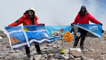 Dos santacruceñas en la cumbre del Aconcagua Dos santacruceñas en la cumbre del Aconcagua