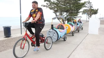 El “Trencito Patagónico”: un emprendimiento familiar que emociona a los niños y apoya el sueño universitario de un joven de Caleta Olivia El “Trencito Patagónico”: un emprendimiento familiar que emociona a los niños y apoya el sueño universitario de un joven de Caleta Olivia