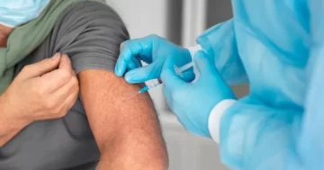 Descubren que la vacuna contra el Herpes Zoster detiene el envejecimiento: quiénes se la tienen que aplicar y cuánto cuesta Descubren que la vacuna contra el Herpes Zoster detiene el envejecimiento: quiénes se la tienen que aplicar y cuánto cuesta