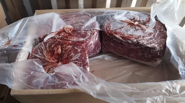 Cada caja incluye distintos cortes —como cuarto, paleta y carne picada— y puede alcanzar aproximadamente 20 kilos, facilitando su comercialización en formato familiar o fraccionado. Cada caja incluye distintos cortes —como cuarto, paleta y carne picada— y puede alcanzar aproximadamente 20 kilos, facilitando su comercialización en formato familiar o fraccionado.