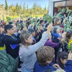 “Esta Semana Santa es como una gran piscina de misericordia”: el mensaje del cura César Heltner ante una iglesia colmada en Las Heras