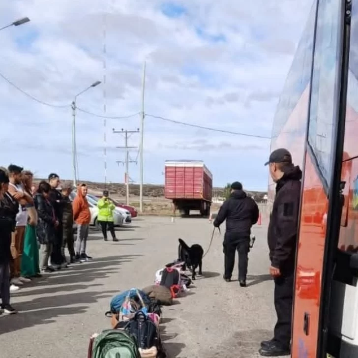 Denuncian que policías intentaron abrir valijas selladas de un colectivo chileno en tránsito por Río Gallegos Denuncian que policías intentaron abrir valijas selladas de un colectivo chileno en tránsito por Río Gallegos