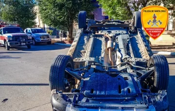 Choque y vuelco en Puerto Deseado: un conductor hospitalizado Choque y vuelco en Puerto Deseado: un conductor hospitalizado