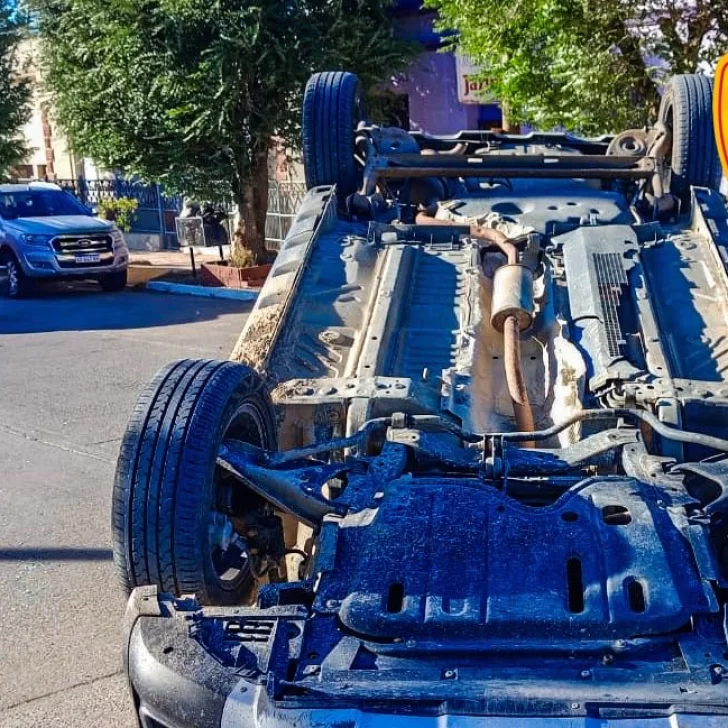 Choque y vuelco en Puerto Deseado: un conductor hospitalizado Choque y vuelco en Puerto Deseado: un conductor hospitalizado