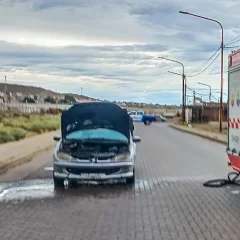 Un auto se incendió en plena marcha y bomberos evitaron que las llamas consumieran el vehículo