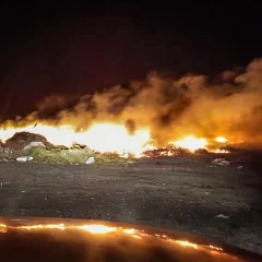 Incendio de gran magnitud se desató en el vaciadero de Perito Moreno