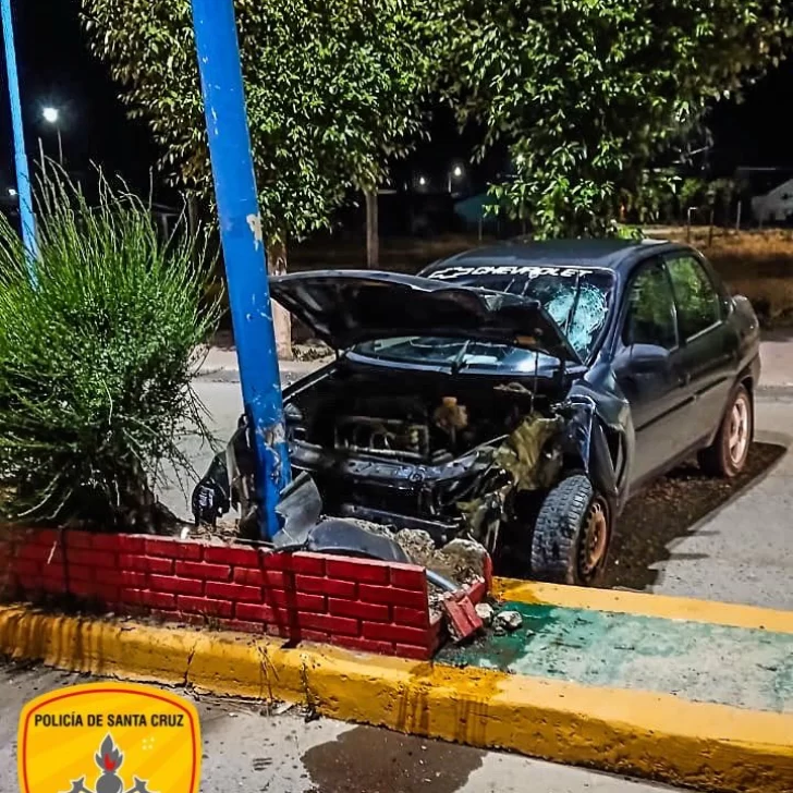 En 28 de Noviembre: chocó contra un poste de luz y tuvo que ser hospitalizado En 28 de Noviembre: chocó contra un poste de luz y tuvo que ser hospitalizado