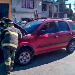 Un vehículo se prendió fuego en pleno centro de Caleta Olivia