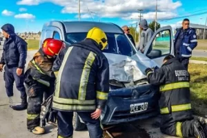 Un hombre al hospital tras violento choque en la avenida Asturias de Río Gallegos Un hombre al hospital tras violento choque en la avenida Asturias de Río Gallegos