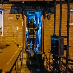 Bomberos sofocaron un incendio en una vivienda deshabitada y buscan establecer si fue intencional