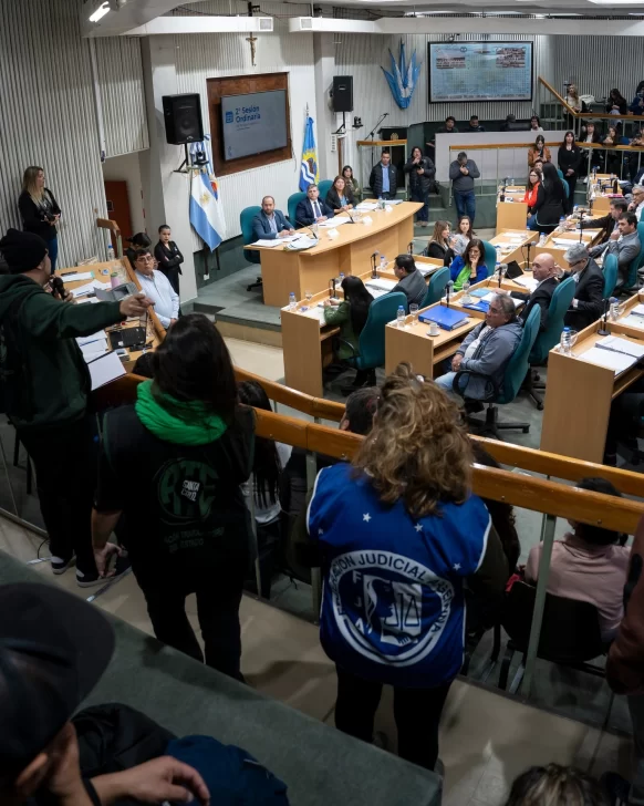 Los gremialistas que ingresaron al recinto le pidieron a los diputados que no traten la emergencia económica. Los gremialistas que ingresaron al recinto le pidieron a los diputados que no traten la emergencia económica.