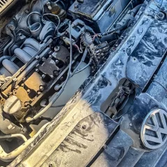 Susto al mediodía: un auto se incendió en plena calle y fue controlado rápidamente