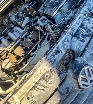 Susto al mediodía: un auto se incendió en plena calle y fue controlado rápidamente Susto al mediodía: un auto se incendió en plena calle y fue controlado rápidamente