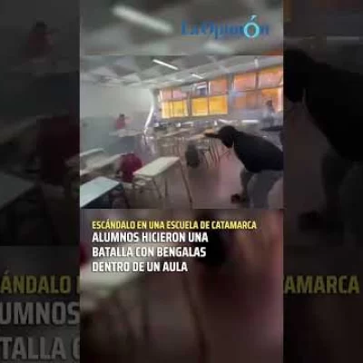 Alumnos inciaron una batalla con bengalas dentro de un aula