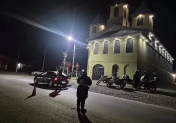Amplio despliegue policial en Río Gallegos dejó tres personas con medidas de captura identificadas Amplio despliegue policial en Río Gallegos dejó tres personas con medidas de captura identificadas