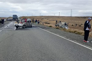 Un muerto y dos heridos tras un choque entre un vehículo particular y uno de alquiler en el ingreso a El Calafate Un muerto y dos heridos tras un choque entre un vehículo particular y uno de alquiler en el ingreso a El Calafate