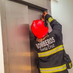 En Caleta Olivia: menor de 14 años quedó atrapada en un ascensor y bomberos la rescataron