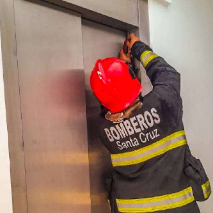 En Caleta Olivia: menor de 14 años quedó atrapada en un ascensor y bomberos la rescataron En Caleta Olivia: menor de 14 años quedó atrapada en un ascensor y bomberos la rescataron