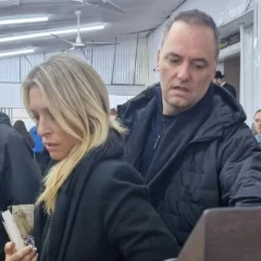 Los viajes de Manuel Adorni y su esposa Bettina Angeletti: por qué se cuestiona el uso del avión presidencial y el pago del vuelo privado