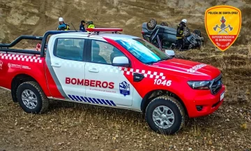 Bomberos de Puerto Santa Cruz rescataron a un conductor tras un vuelco en la Ruta 3 Bomberos de Puerto Santa Cruz rescataron a un conductor tras un vuelco en la Ruta 3