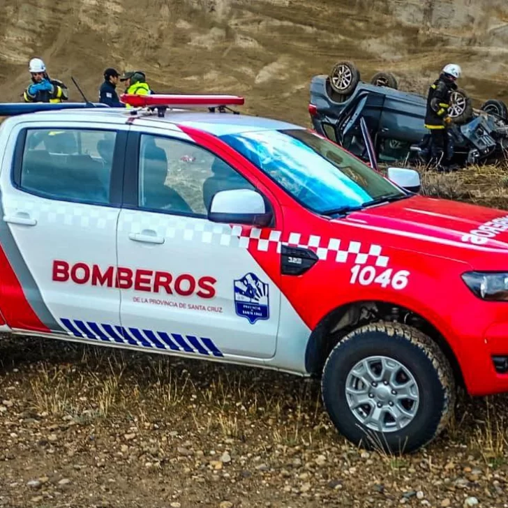 Bomberos de Puerto Santa Cruz rescataron a un conductor tras un vuelco en la Ruta 3 Bomberos de Puerto Santa Cruz rescataron a un conductor tras un vuelco en la Ruta 3