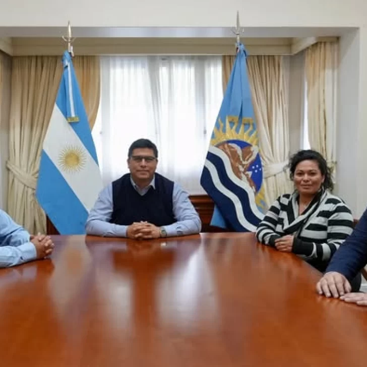 Claudio Vidal: “Estamos trabajando para dar una respuesta real a la situación habitacional en El Chaltén” Claudio Vidal: “Estamos trabajando para dar una respuesta real a la situación habitacional en El Chaltén”