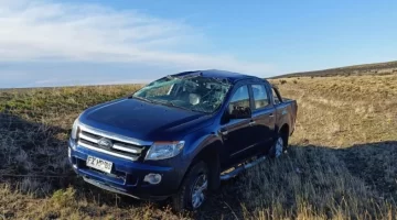 Dos personas ilesas tras un violento vuelco a pocos kilómetros de Río Gallegos Dos personas ilesas tras un violento vuelco a pocos kilómetros de Río Gallegos