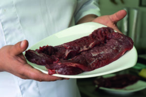 La carne de guanaco comenzó a venderse de manera formal en la localidad de Las Heras, marcando un hecho inédito en la zona norte de Santa Cruz. Foto: Gobierno de Santa Cruz La carne de guanaco comenzó a venderse de manera formal en la localidad de Las Heras, marcando un hecho inédito en la zona norte de Santa Cruz. Foto: Gobierno de Santa Cruz