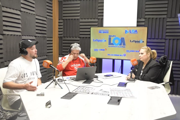  La abogada querellante junto a los periodistas Carlos Saldivia y Martín Muñoz Quesada. FOTO: JUAN PALACIOS/LA OPINIÓN AUSTRAL