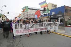 Las mujeres y diversidades marcharon en Río Gallegos con reclamos contra la violencia, el ajuste y la reforma laboral