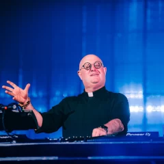 El Cura DJ se presenta en Plaza de Mayo para homenajear al papa Francisco