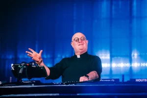 El cura DJ, Guilherme Peixoto, que tocó en Tomorrowland llega a Plaza de Mayo con un homenaje al Papa Francisco