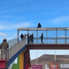 Drama en Comodoro: un hombre se subió a un puente y pidió un lugar para vivir tras ser desalojado