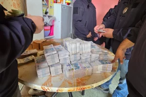 Secuestraron armas, droga y más de $120 millones en 5 domicilios de Caleta Olivia vinculados al robo de autos en Pico Truncado Secuestraron armas, droga y más de $120 millones en 5 domicilios de Caleta Olivia vinculados al robo de autos en Pico Truncado