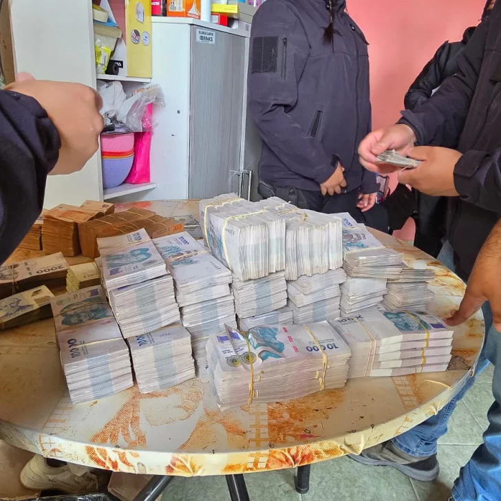 Secuestraron armas, droga y más de $120 millones en 5 domicilios de Caleta Olivia vinculados al robo de autos en Pico Truncado Secuestraron armas, droga y más de $120 millones en 5 domicilios de Caleta Olivia vinculados al robo de autos en Pico Truncado