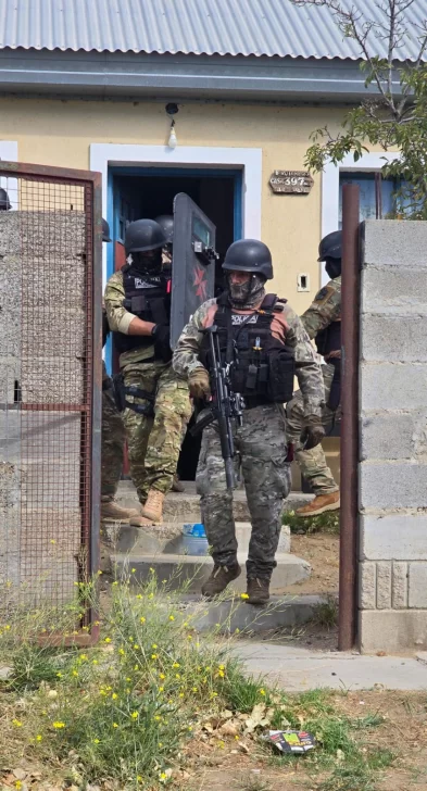 Secuestraron armas, droga y más de $120 millones en 5 domicilios de Caleta Olivia vinculados al robo de autos en Pico Truncado