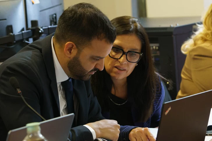  Gastón Franco Pruzan hablando con María Andrea Garmendia Orueta. FOTO: LEANDRO FRANCO/ LA OPINIÓN AUSTRAL