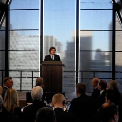 Javier Milei, entre el dólar congelado y un frente político que arde