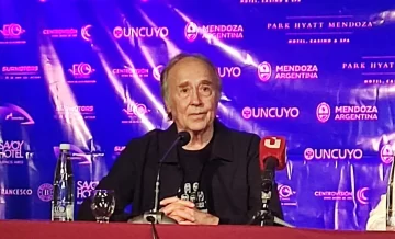 Joan Manuel Serrat, doctor: “Los tiranos aprovechan cualquier grieta para colarse” Joan Manuel Serrat, doctor: “Los tiranos aprovechan cualquier grieta para colarse”