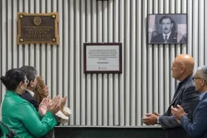 Descubrieron una placa en el recinto de la Legislatura de Santa Cruz por los 50 años del golpe: “Que nunca más el silencio reemplace a la palabra”